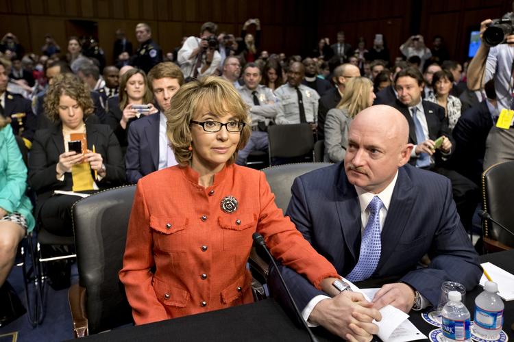 Våbenappel. Gabrielle Gifford talte med lav og usikker stemme ved våbenhøring i dag. Hun har stadig mén, efter hun for to år siden blev ramt af skud i hovedet. 