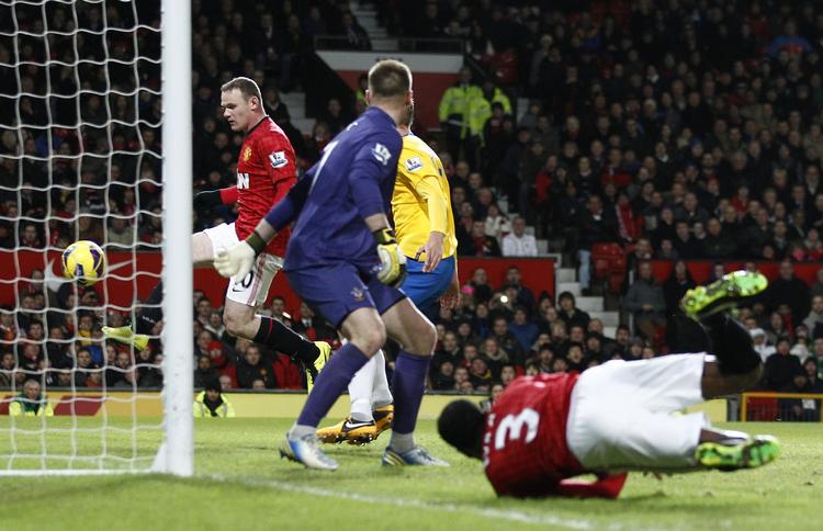 redningsmand. Med to scoringer vendte Wayne Rooney 0-1 til 2-1 for Manchester United. 