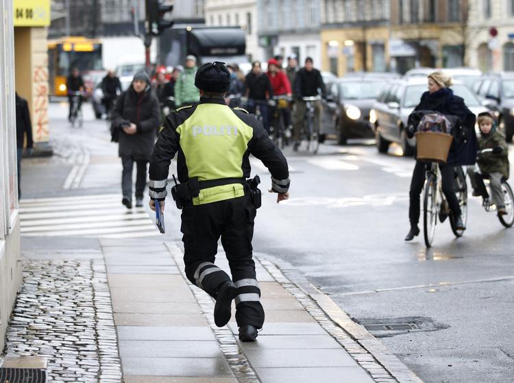 Skideballe? 722 har klaget over politifolks adfærd. Måske har ham her en ramsaltet bemærkning klar til den, han jagter. 