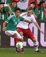 agtpågivenhed. Nicolai Jørgensen passer på Mexicos Javier Aquino. 