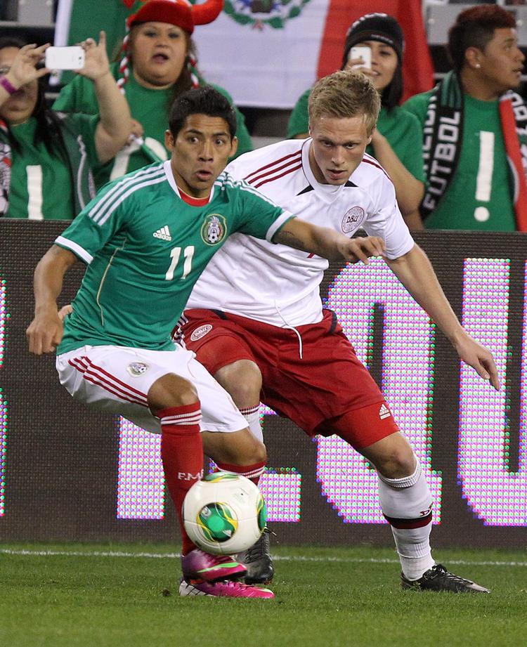 agtpågivenhed. Nicolai Jørgensen passer på Mexicos Javier Aquino. 