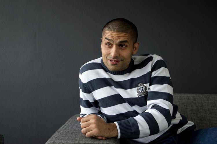 Dokumentarist og forfatter Nagieb Khaja går bag om krigen i Afghanistan og lader i sin dokumentarfilm 'Mit Afghanistan' afghanerne selv skildre livet midt mellem krig og hverdag. 