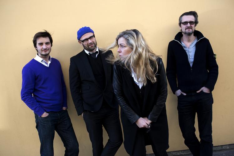 Alliance. Seks anerkendte filminstruktører har dannet deres eget selskab, der skal udvikle film til det amerikanske og internationale filmmarked. Her er det (fra venstre) Nikolaj Vibe Michelsen, Ole Christian Madsen, Lone Scherfig og Per Fly. Også Thomas Vinterberg, Janus Metz og islandske Dagur Kári er med i alliancen. 