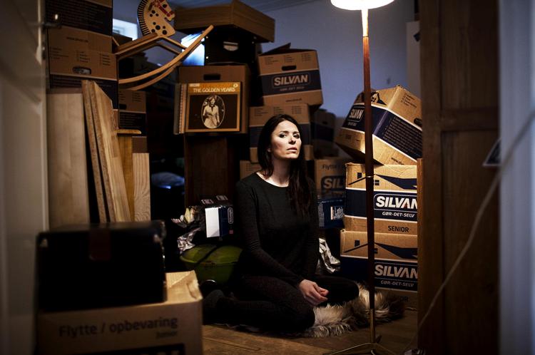 Vinyl. Noget af det første, der bliver pakket ud i det nye haveforeningshus,  er Kira Skovs vinylplader: 