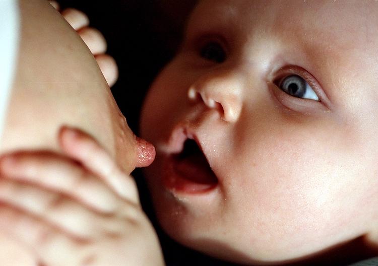 Myte. Amning er særdeles gavnligt for både mor og barn på mange måder, men studier på området viser ikke, at det beskytter mod fedme, skriver forskerne. 
