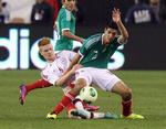 udtaget. Mikkel Kirkeskov (tv) tackler den mexicanske angriber Raul Jimenez i nattens opgør i USA. 