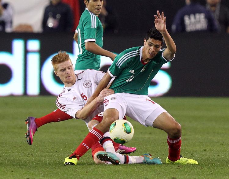 udtaget. Mikkel Kirkeskov (tv) tackler den mexicanske angriber Raul Jimenez i nattens opgør i USA. 