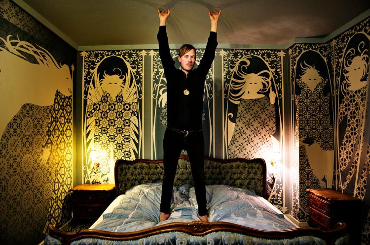 Hotelliv. Siden lejemålet af hans københavnerlejlighed udløb sidste efterår, har Søren Løkke Juul boet i en kuffert og set flere hotelværelser end de fleste. 