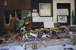 BRANDSTED. Blomster og plakater ud for den udbrændte natklub, hvor 235 unge mennesker mistede livet. 
