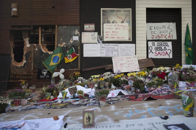 BRANDSTED. Blomster og plakater ud for den udbrændte natklub, hvor 235 unge mennesker mistede livet. 