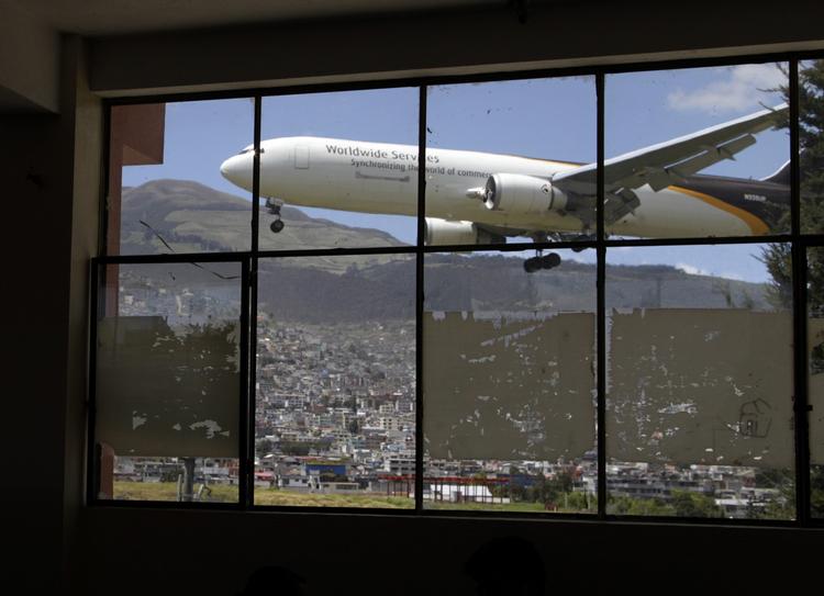 OVERFLYVNING. Lufthavnen i Quito var efterhånden blevet så omkranset af byen, at flyene fløj lige uden for skolebørnenes vinduer. 
