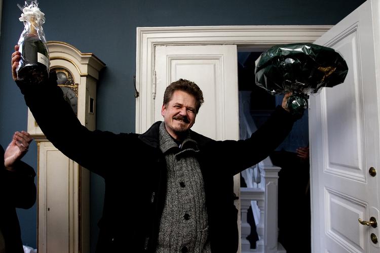 Triumf. Kim Leine jubler efter at have modtaget den flotte pris. 