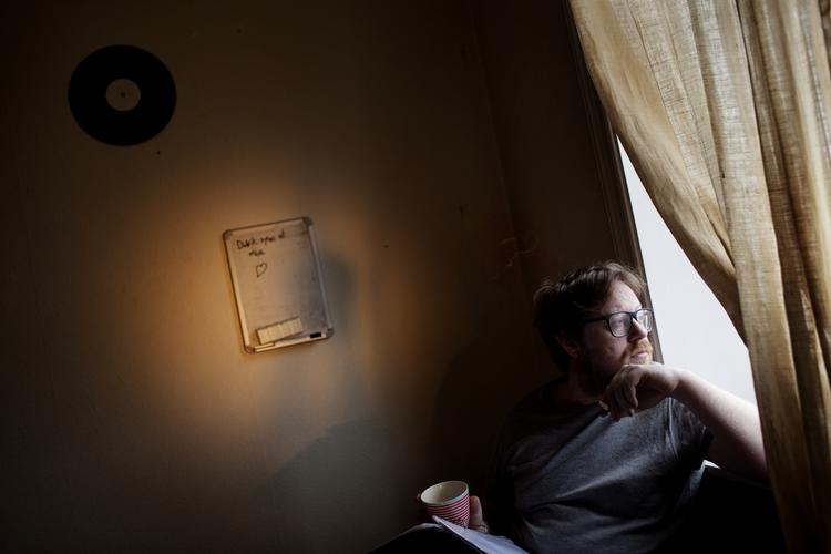 SMUGKIG. På det nye site kan civile såvel som etablerede kunstnere få et kig på unges kunst. Kendte kunstnere vil hver måned komme med deres bud på 'månedens navn' - i februar måned er det  forsanger i bandet 'I Got You On Tape' - Jacob Bellens. (arkivfoto) 