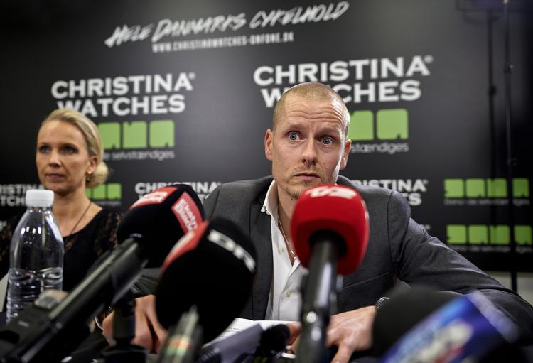 Indrømmelse. Michael Rasmussen var flankeret af sponsoren Christina Hembo ved dagens pressemøde. 