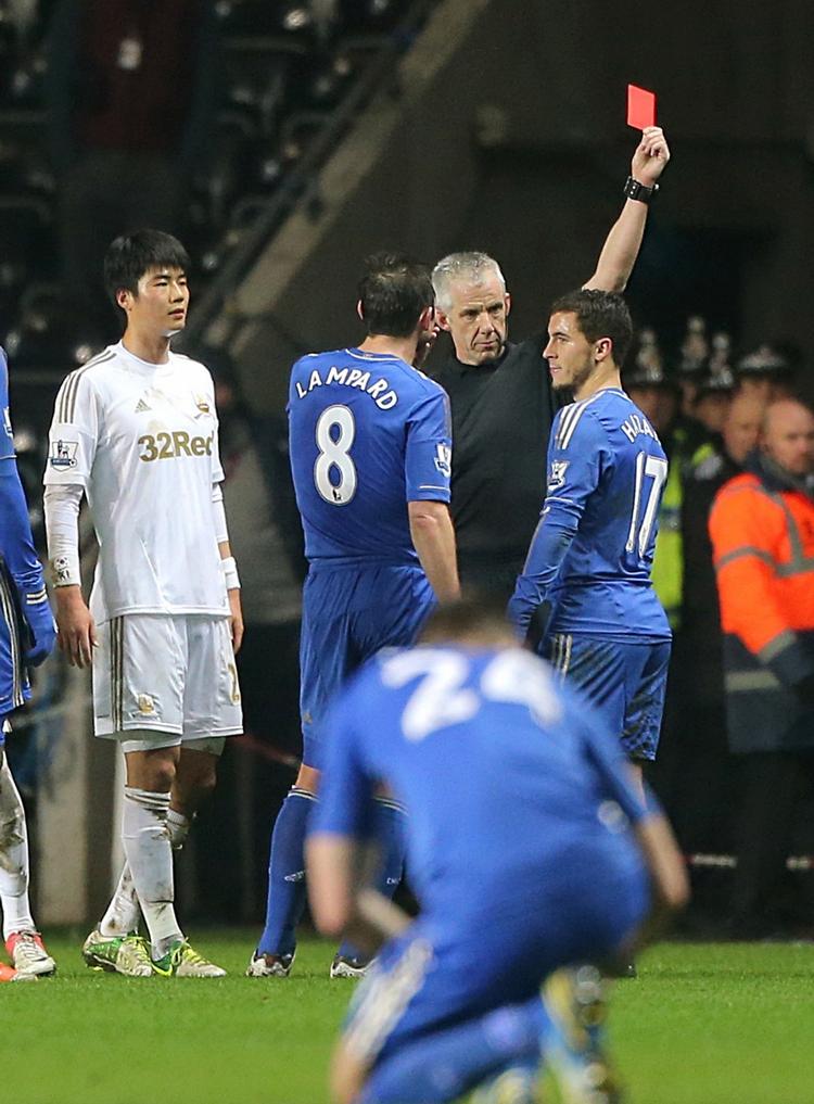karantæne. Chelseas Eden Hazard (th) får rødt kort for at have sparket den liggende bolddreng, som trak tiden ud i kampen i Swansea. 