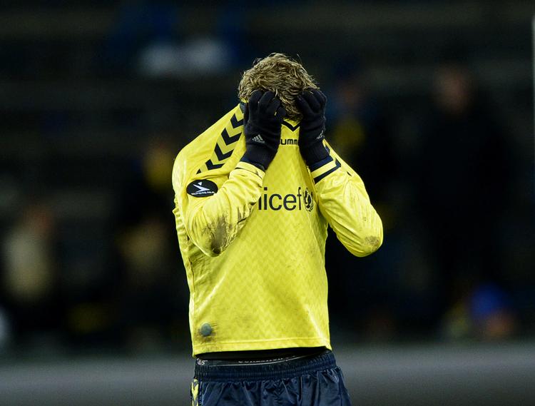 Pres. Hvis der ikke går løn ind på kontoen i løbet af tre hverdage, så kan spillerne ifølge deres kontrakter frit forlade Brøndby.