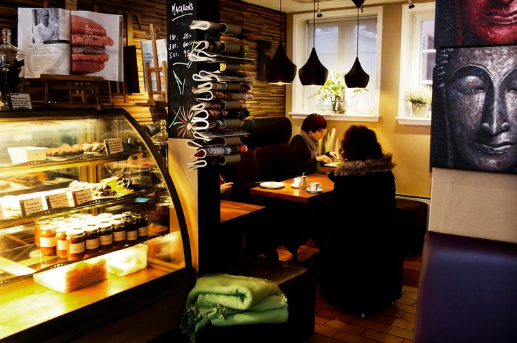 Kager. Franskmanden Bernard Berthier, der ejer Taste deli, har en lidenskab for søde sager.