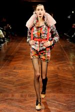 PUNKMODER. Den britiske topdesigner Vivienne Westwood holder for første gang show under Copenhagen Fashion Week - både for at kaste stjernedrys over modeugen og for at komme ind på det nordiske marked, siger ekspert. 