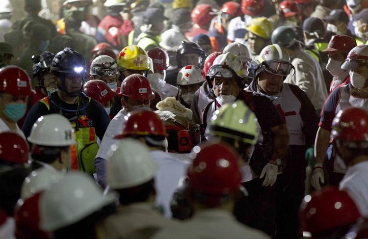 Panik. Ingen ved endnu, om det er en ulykke eller et angreb, der ligger til grund for eksplosionen i Mexico City, hvor mindst 25 har mistet livet i murbrokkerne. Her forsøger redningsarbejdere at få hjulpet de overlevende. 