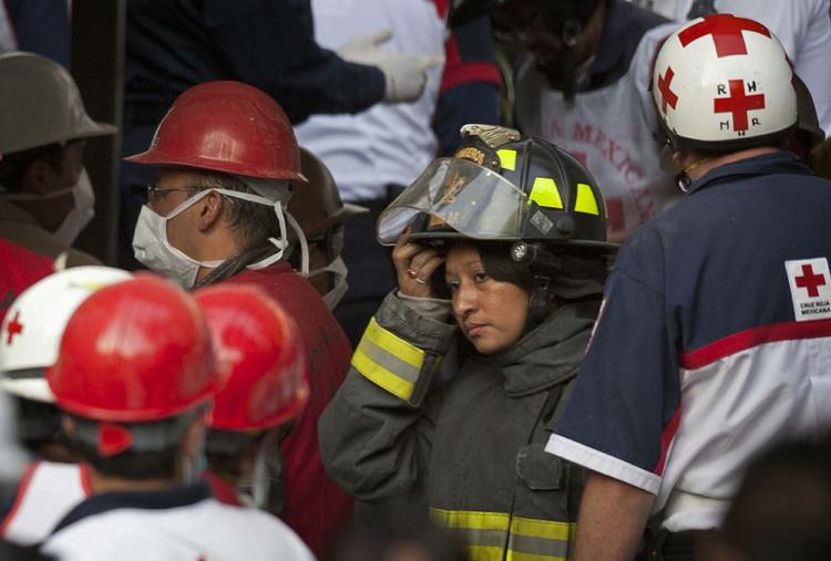 Mindst 25 er omkommet og op mod 101 meldes såret efter en kraftig eksplosion på det statsejede olieselskabs Pemex' bygning i Mexico City. 