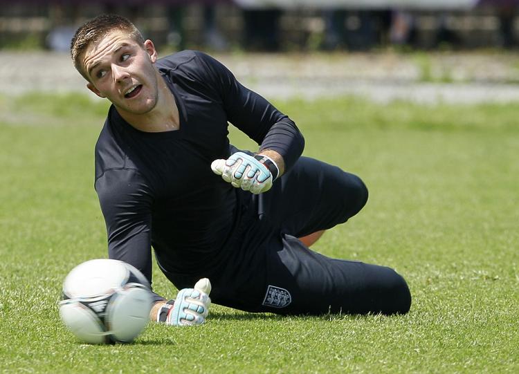 Svært. Det er ikke umiddelbart godt for Thomas Sørensens karriere, at Stoke nu opruster på målmandsposten. Her ses Jack Butland under træning i den engelske landsholdstrup før kampen mod Polen i EM-kvalifikationen i juni sidste år. 