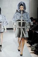 Comeback. Benedikte Utzon er glad for skind. Her en opdateret sælskindsjakke med hætte designet for Great Greenland. 