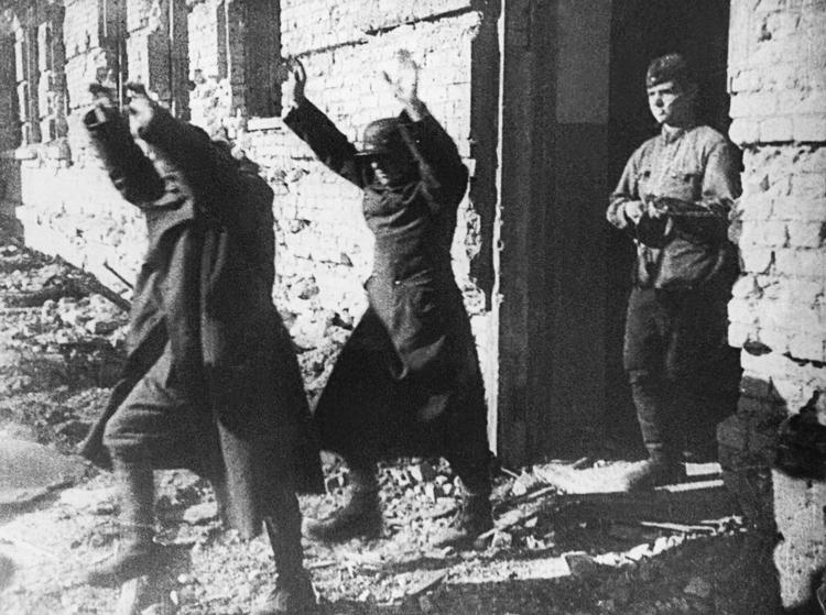 Militærslag. To tyske soldater har overgivet sig til en russer under slaget for 70 år siden. 