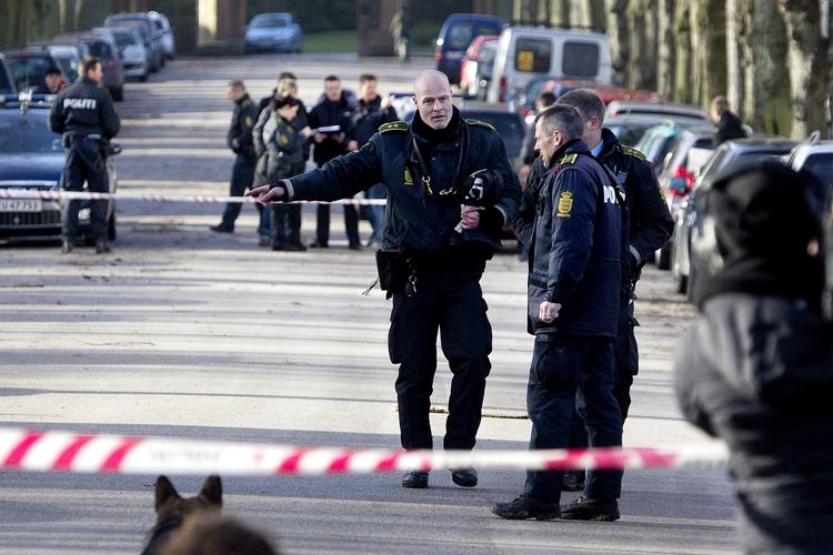 Den lille pige, der i går blev fundet af en tilfældig forbipasserende, blev født til tiden, og politiet leder stadig efter informationer om moren, som man mener kan være en østeuropæisk prostitueret. 