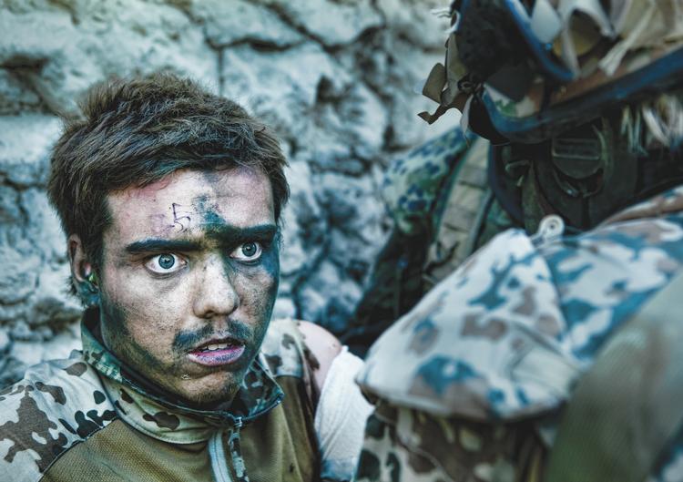 Her ses en af de danske soldater kort efter, et af Talebens skud ramt ham i skulderen. Han er ikke en af medvirkende, der står frem i dag, men han blev ansigtet på den ikonisk filmplakat 