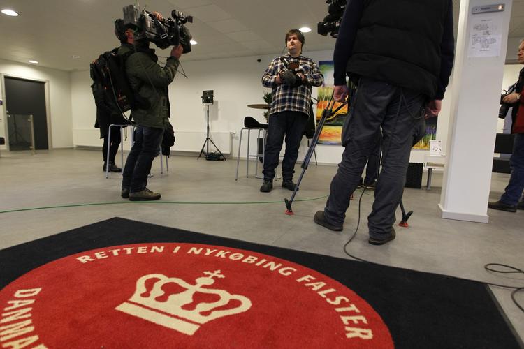 RETSOPGØR. Dommen blev fulgt af et stort antal elever og pårørende - og af adskillige medier - da Retten i Nykøbing F. afgjorde sagen mod Lundby Efterskole og mod skolens forstander. 