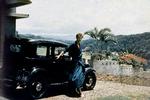 Køretøj. Vennen Geoffrey Bawa kørte åben Rolls-Royce, da de blev partnere, men selv måtte Ulrik Plesner (her klædt  i sarong) nøjes med denne Fiat, der ofte gik i stå i de pludselige regnvejr. 