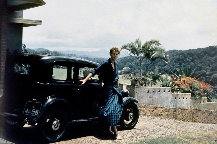 Køretøj. Vennen Geoffrey Bawa kørte åben Rolls-Royce, da de blev partnere, men selv måtte Ulrik Plesner (her klædt  i sarong) nøjes med denne Fiat, der ofte gik i stå i de pludselige regnvejr. 