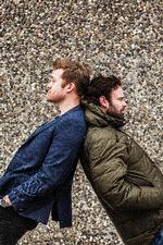 Indignerede. Når Rasmus Heide og Mick Øgendahl ser 'X Factor' og andre realityprogrammer udstille svage danskere, bliver de rasende. Det har givet deres nye komedie en kant af kritik. 