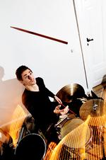 Musikelsker. Stefan Pasborg er træt af genrer, han elsker bare musik. Og så vil han fortælle historier med sit instrument. 