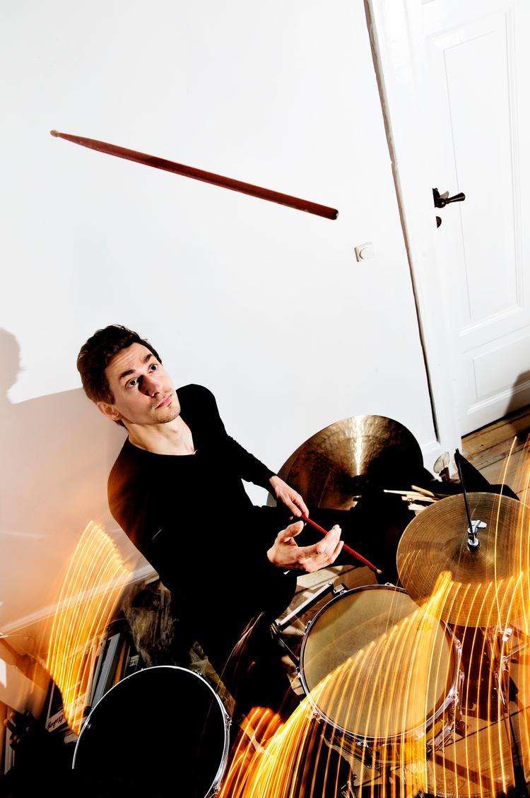 Musikelsker. Stefan Pasborg er træt af genrer, han elsker bare musik. Og så vil han fortælle historier med sit instrument. 