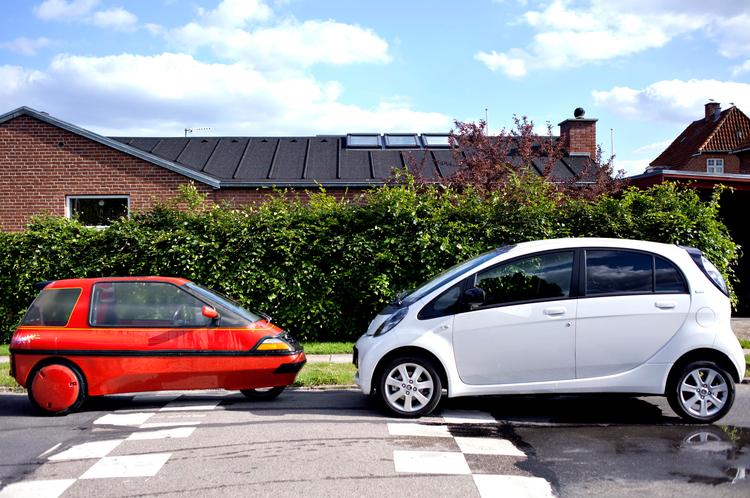 Generationer. To elbiler med cirka 20 år mellem sig. Den klassiske Ellert fra 1992 kan fås for omkring 20.000 kroner, mens man skal give i omegnen af 150.000 kroner for en brugt Citroën C-Zero. 