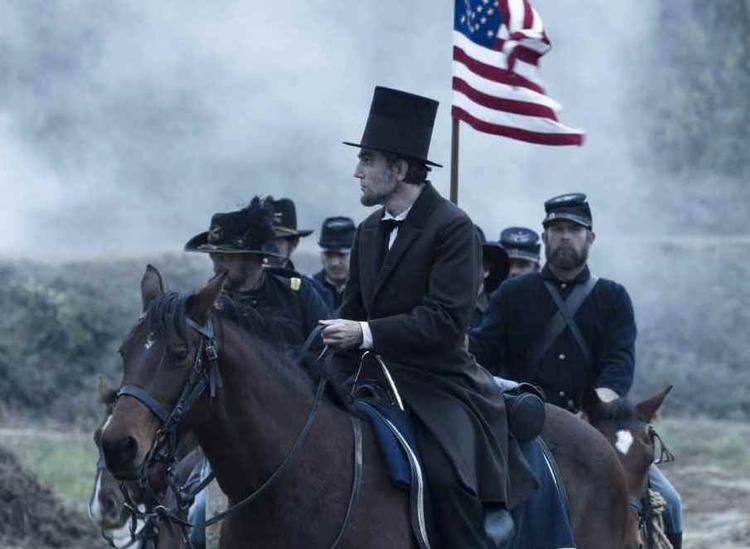 Oscarkandidat. Daniel Day-Lewis' portræt af Abe Lincoln bliver allerede nu omtalt som en af hans livs præstationer, og en værdig kandidat til oscaren for bedste hovedrolle. 