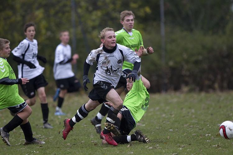 SKOLEFODBOLD. I Ekstra Bladets skoleturnering har Mikkel Jensen (i hvidt) spillet for Stenhus Kostskole. 