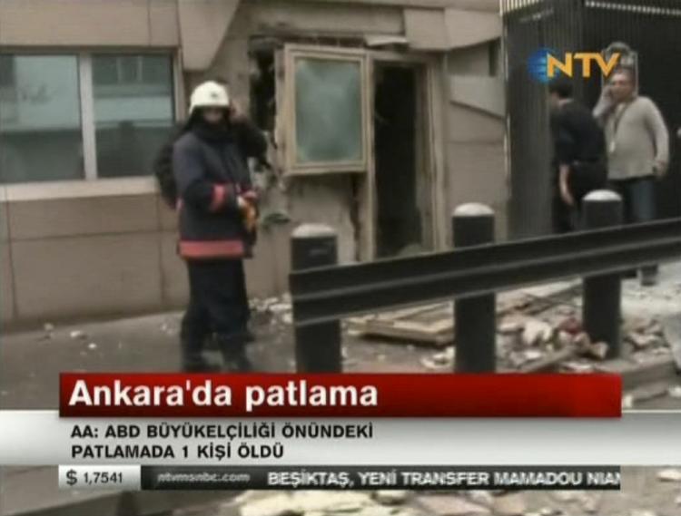 Mindst en meldes dræbt efter en bombeeksplosion foran den amerikanske ambassade i Ankara. 