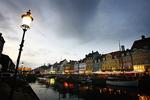 Yndlingsgade. Nyhavn er normalt fyldt med turister. Her ses den i et mere roligt lys ved skumringstide. 
