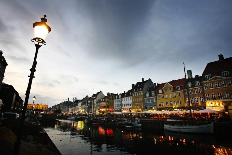 Yndlingsgade. Nyhavn er normalt fyldt med turister. Her ses den i et mere roligt lys ved skumringstide. 