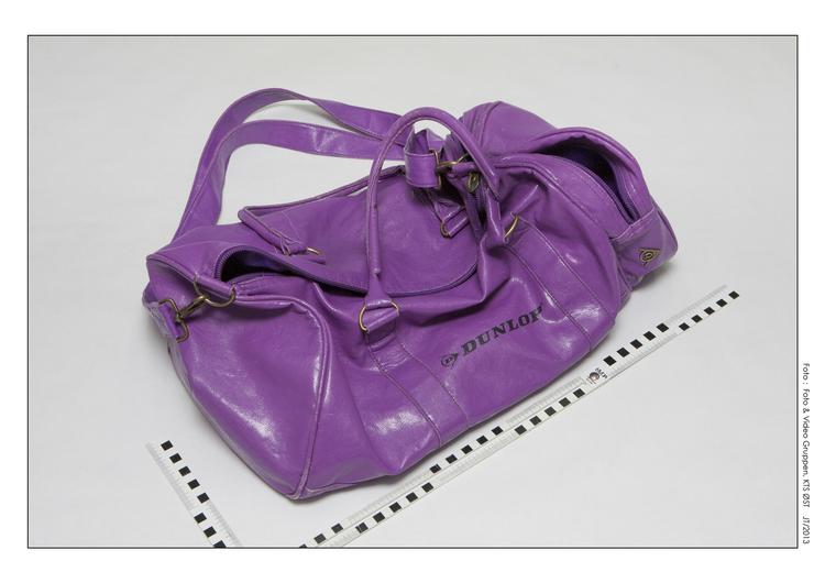 HITTEGODS. Det var i denne taske, at det lille spædbarn i går formidags blev fundet. 