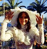 gidsel. Virkelighedens Linda Lovelace var en ramponeret person, som livet ikke var blidt ved. Hun hævdede, at hun var en slags gidsel i pornobranchen, men blev skilt fra sin alfons af en mand og manager, overgik til Gud og førte krig mod tøjlesløsheden. 