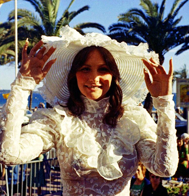 gidsel. Virkelighedens Linda Lovelace var en ramponeret person, som livet ikke var blidt ved. Hun hævdede, at hun var en slags gidsel i pornobranchen, men blev skilt fra sin alfons af en mand og manager, overgik til Gud og førte krig mod tøjlesløsheden. 