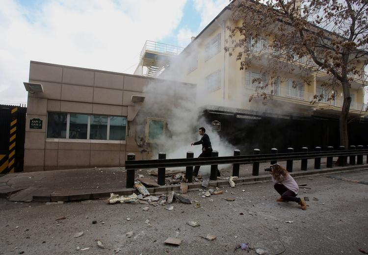 ANREB. Selvmordsbomben mod den amerikanske ambassade i Ankara har kostet to mennesker livet. 