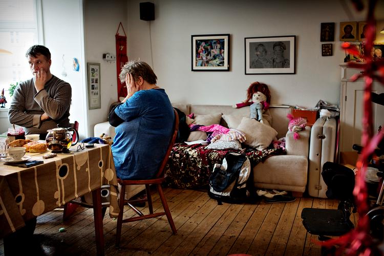 En sjælden stille stund for Roses forældre, Birgitte og Jacob, hvor de er alene i deres lejlighed. Der er to værelser - en stue og et soveværelse, hvor alle fire i familien sover. Tre timer om dagen er Birgitte alene hjemme, mens Rose er i børnehave. »Jeg burde de timer til at rydde op, men jeg sover mest«, siger hun. Og nu kræver kommunen, at hun skal arbejde, mens Rose er i børnehave. 