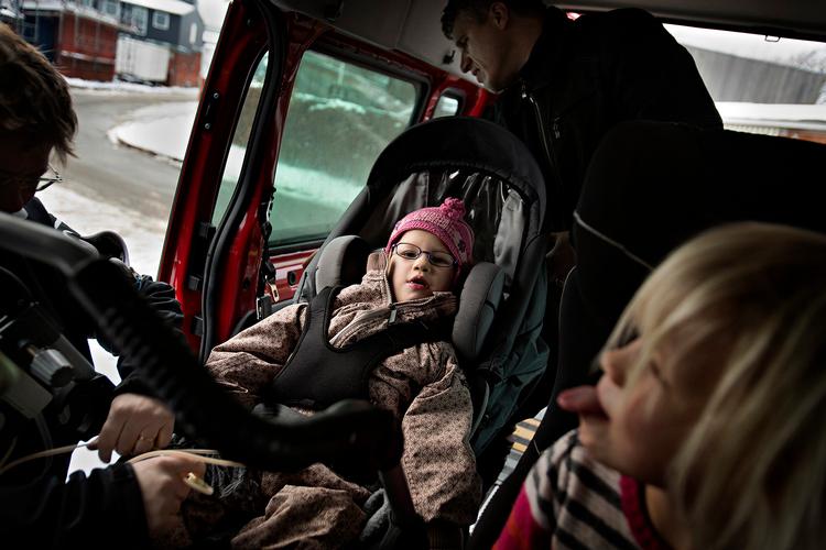 »Men som forældre er vi nødt til at hænge sammen for at gøre det«, siger Roses mor.  »Og i stedet for  at opfinde den ene forhindring efter den anden, burde borgmesteren en gang om året indkalde os og give os en medalje«. Her er Rose med sin storesøster Lara i familiens handicapbil. 