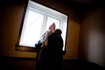 Der er ikke elevator i ejendomme, så Birgitte bærer Rose op og ned til lejligheden hver dag. »Hver gang jeg går ned ad trappen med hende, tænker jeg: Gad vide, om jeg taber hende?«, siger hun. 