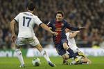 DUEL. Lionel Messi og Alvaro Arbeloa havde tilsyneladende ikke kun dueller på banen i forbindelse med pokalopgøret mellem Barcelona og Real Madrid. 