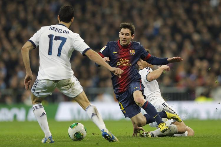 DUEL. Lionel Messi og Alvaro Arbeloa havde tilsyneladende ikke kun dueller på banen i forbindelse med pokalopgøret mellem Barcelona og Real Madrid. 